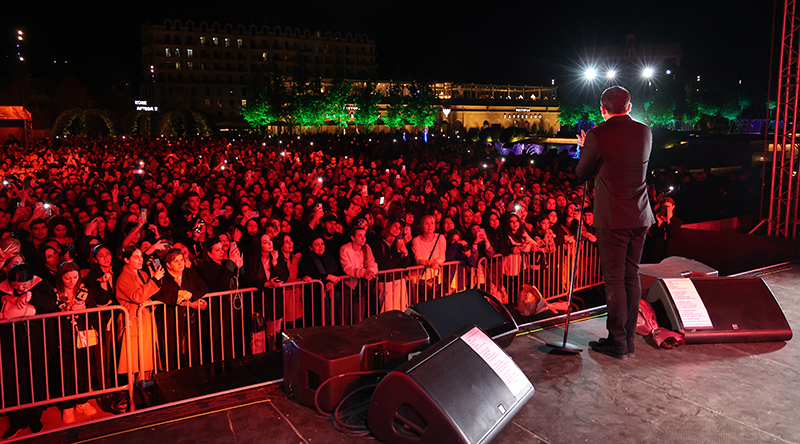 Первый Благотворительный Сольный концерт EMINA в Дербенте собрал 7000 людей на главной площади 